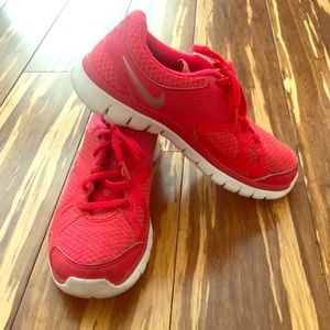 Women’s Nike coral size 7.5